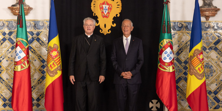 Vives és condecorat amb el Gran Collar de l'Orde de l'Infant Enrique per Rebelo de Sousa.