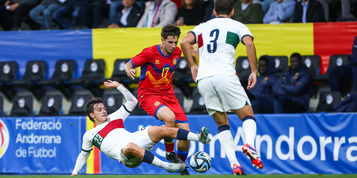 Aron Rodrigo, el millor dels andorrans, en una acció del partit.