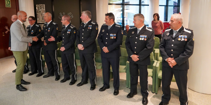 Un moment de l'acte de lliurament de medalles als agents de circulació d'Encamp.