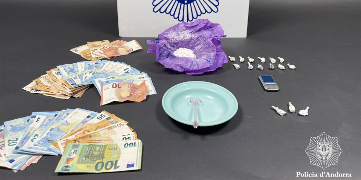 La intervenció policial permet comissar 52,8 grams de cocaïna i prop de 2.000 euros en efectiu.