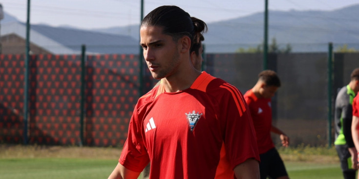 Álex Calvo durant el seu primer entrenament amb el Mirandés.