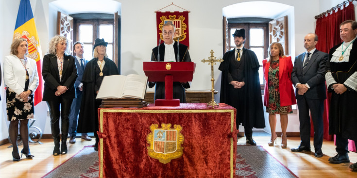 Pastor es compromet a servir amb lleialtat en el seu mandat de vuit anys i es converteix en el segon andorrà a formar part del Tribunal Constitucional.