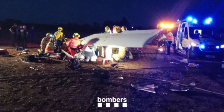 Imatge dels Bombers efectuant les tasques de rescat en el lloc de l'accident.