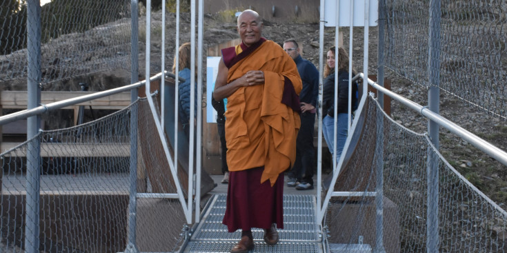 El monjo budista Lama Wangchen travessant el Pont Tibetà.