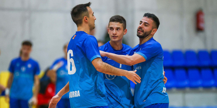 Jose Segura celebrant el seu gol que obria el marcador, amb 'Uri' Rodríguez i Omar Ávila.