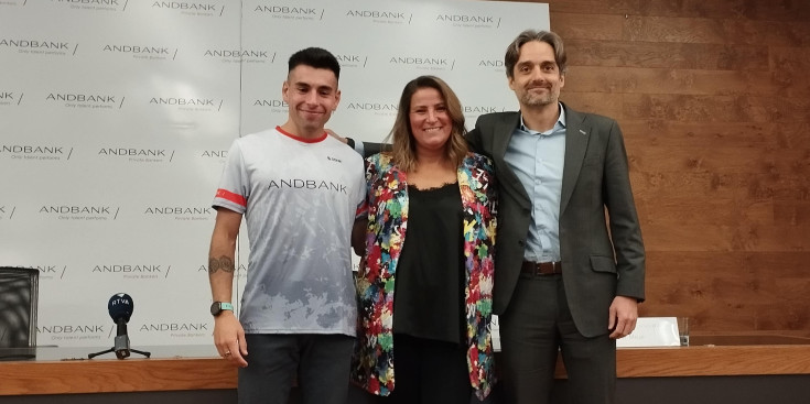 L'atleta Nahuel Carabaña; la directora de Banca País d’Andbank, Maria Suárez, i el president de la FAA, Josep Maria Missé.