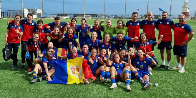 La selecció femenina després de la victòria contra Gibraltar.