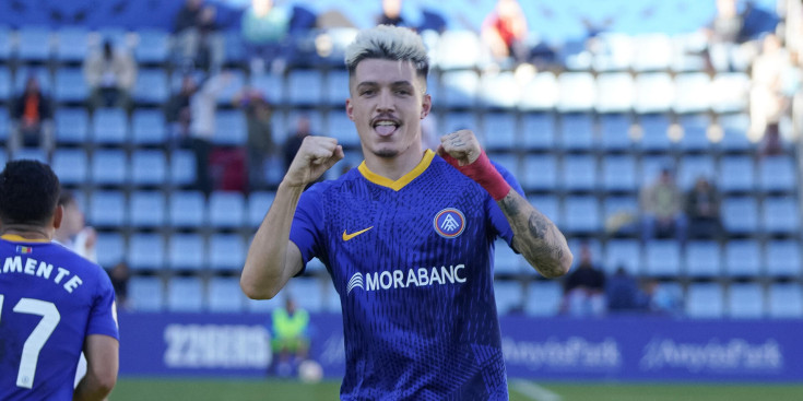 'Lauti' de León celebrant el seu gol contra la Cultural Leonesa.