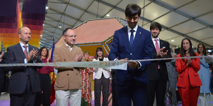 El cònsol major d'Andorra la Vella, Sergi González, talla la cinta en l'acte inaugural de la Fira.