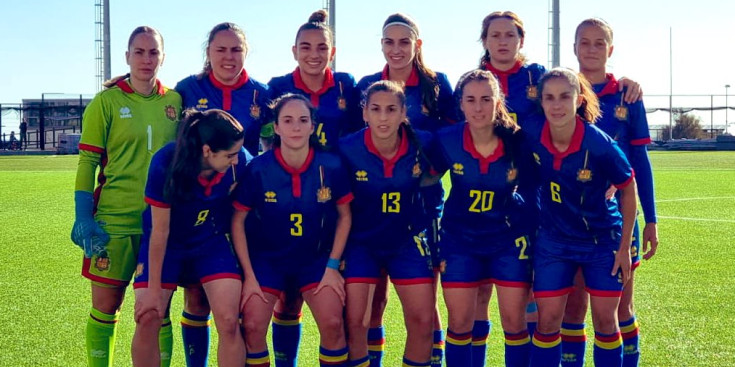 L'11 de la selecció femenina abans d'iniciar el partit.