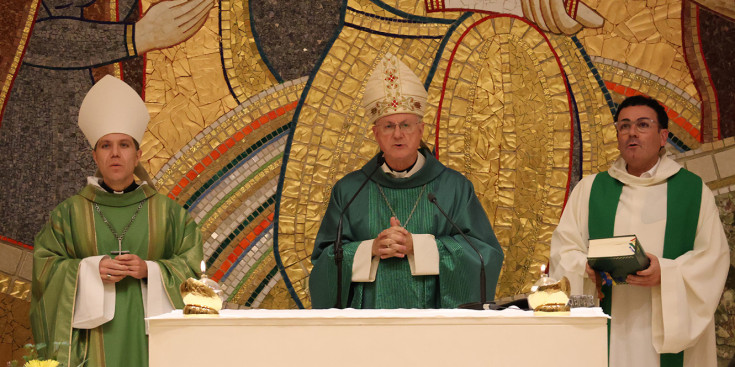 La missa posterior a l'assemblea presidida per mossèn Pepe i amb la presència del copríncep episcopal, Joan-Enric Vives, i el bisbe coadjutor, Josep-Lluís Serrana.