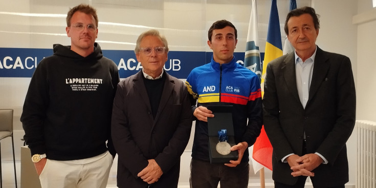 Joel Capdevila, Toni Santacreu, Àlex Machado i Enric Tarrado amb la medalla del pilot, aquest matí.