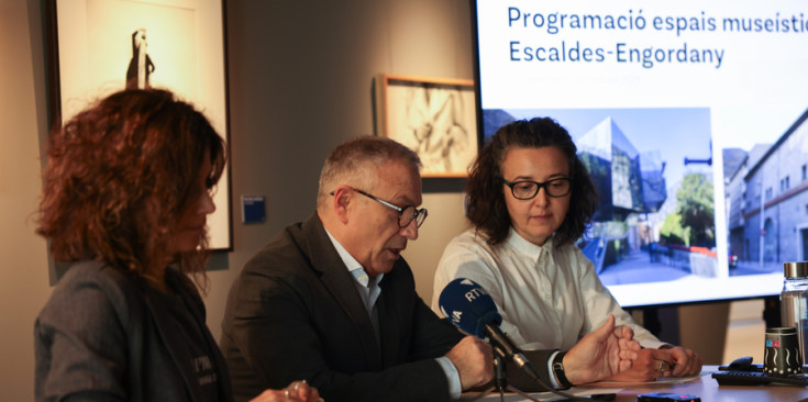 La cap de l'àrea de Cultura, Anna Allué; el conseller de Cultura d'Escaldes-Engordany, Valentí Closa, i la directora del CAEE, Aurora Baena.