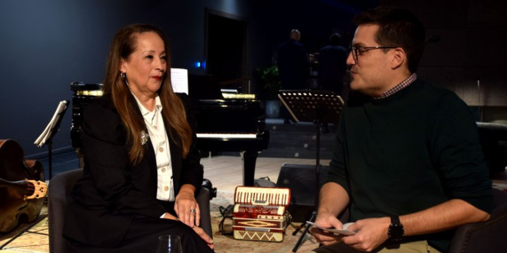 La cantant Perla Batalla i el codirector de la Temporada, Jordi Sabata, durant la presentació del concert.