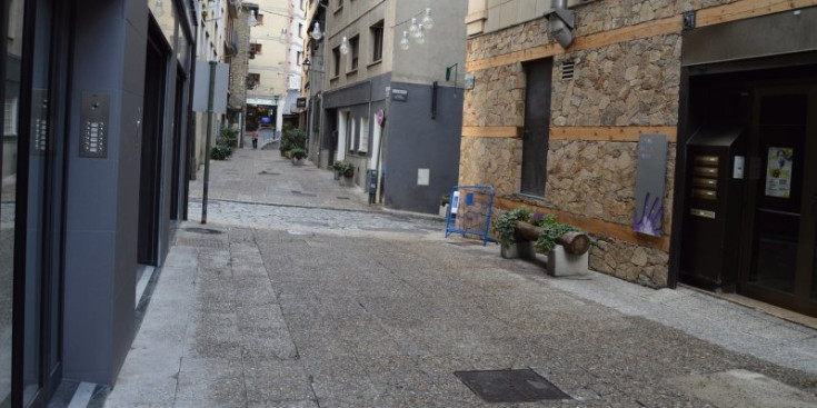 Fotografia d'un tram de l'antic carrer Major d'Andorra la Vella.