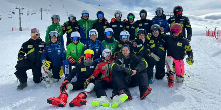 L'equip tècnic i els esquiadors del grup EEBE U16.