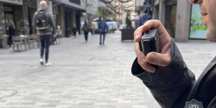 Un agent de la Policia vigila els carrers de la capital.