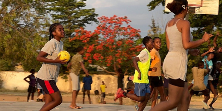 Uns infants de Toliara practicant l'handbol.