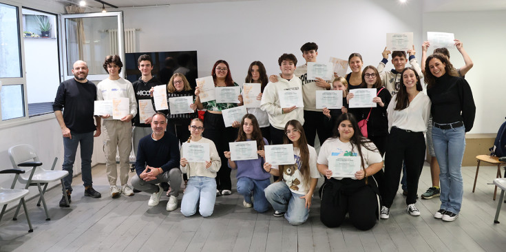 Foto de 'família' de tots els participants del curs de premonitor juntament amb Losada i Maria Nazzaro.