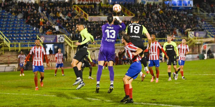 Un instant del partit, amb Álvaro Martín i Christos Almpanis a porteria contrària.