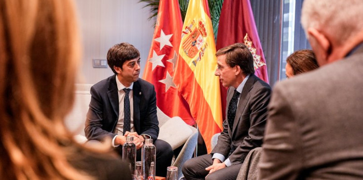 Sergi González i José Luis Martínez-Almeida durant la trobada.