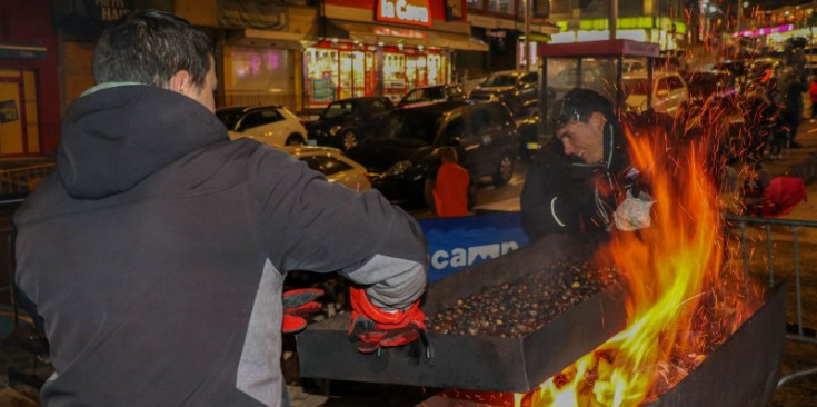 Unes persones fent castanyes en el Pas de la Casa.