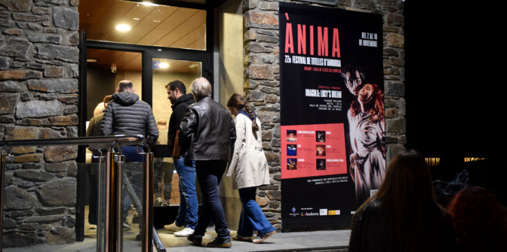 Un conjunt de persones entrant a veure el primer espectacle del festival de titelles 'Ànima'.