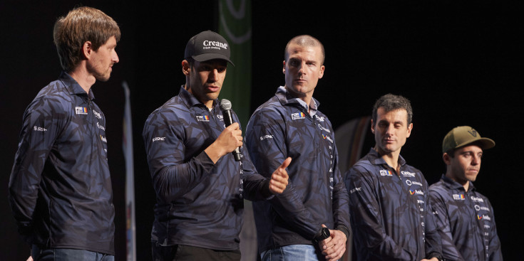 Joan Verdú i el seu equip durant la presentació de la temporada de la FAE.