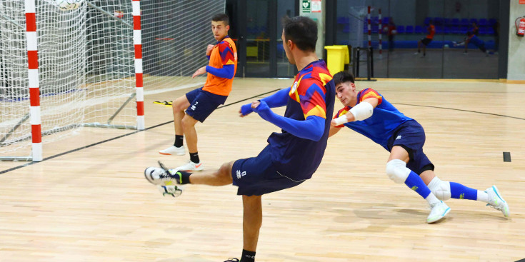 'Uri' Rodríguez xutant a porta en un entrenament de la selecció.