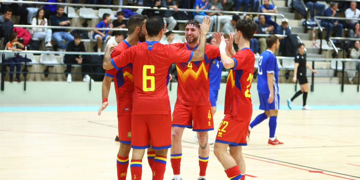 Els de Talin Puyalto celebrant un dels gols del partit.