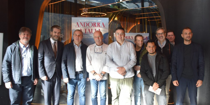 El president de la Unió Hotelera d'Andorra, Jordi París, juntament amb els restauradors participants a l'Andorra a Taula 2024.