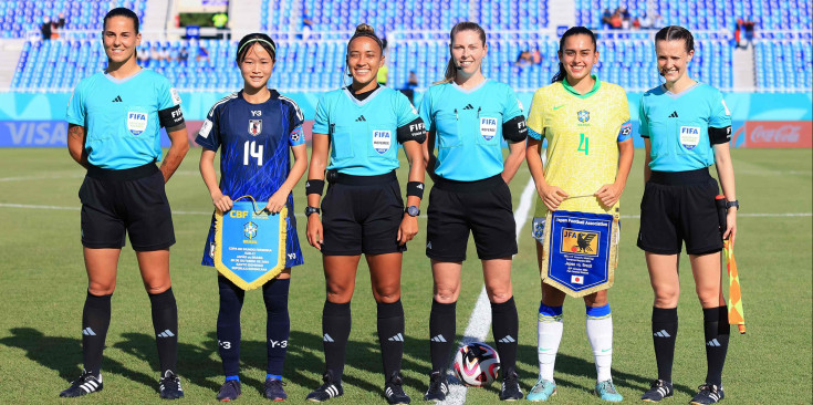 Ainhoa Fernández abans del xiulet inicial del partit entre el Japó i el Brasil.