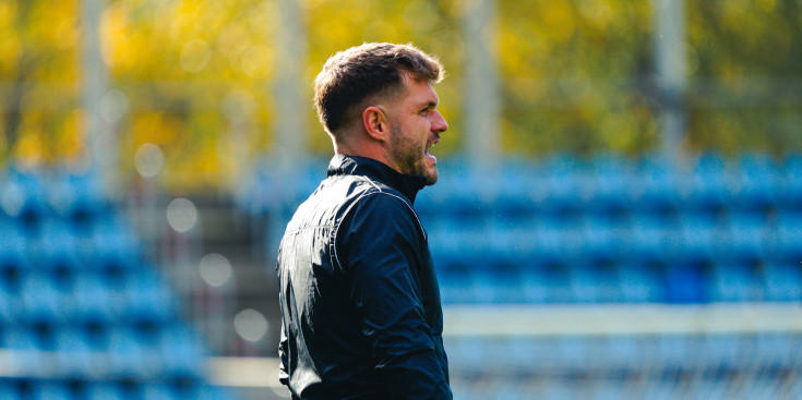 L’entrenador del FC Andorra, Ferran Costa, donant ordres als seus jugadors a l’entrenament d’ahir.