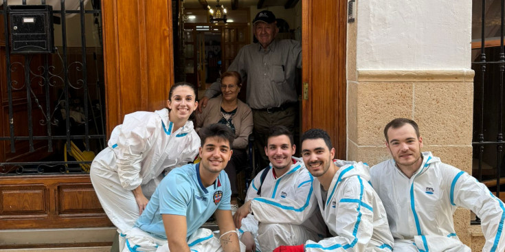 El Vicente i la Pilar amb els cinc nois voluntaris de Ciudad Real.