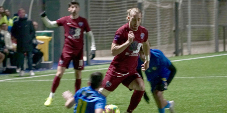 El davanter de l’Atlètic, Pedja, intenta superar Andrade en el darrer partit d’ahir al Centre d’Entrenament de la FAF.