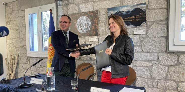 El mandatari general, Xavier Espot, juntament amb la cònsol major d'Escaldes-Engordany, Rosa Gili, després de la signatura de l'acord.