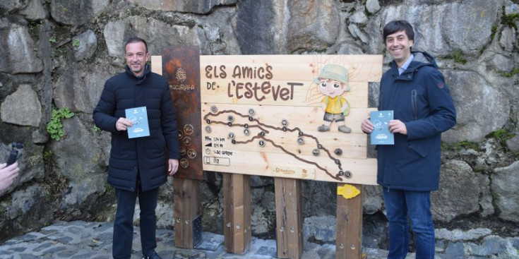 El mandatari d’Andorra la Vella, Sergi González, i el ministre de Turisme i Comerç, Jordi Torres, inaugurant la nova ruta 'Els amics de l’Estevet'.