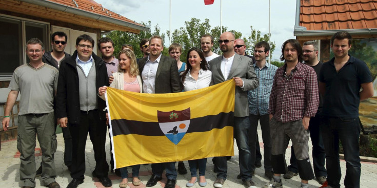 Foto de ‘família’ de Vit Jedlicka amb alguns dels seus votants i la bandera del territori de Liberland.