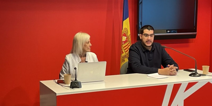 El president dels socialdemòcrates, Pere Baró, juntament amb l'afiliada del PS i coordinadora de la nova Comissió de Salut Mental, Mari Carmen Garcia.