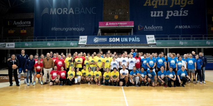 Els participants amb jugadors i cos tècnic del MoraBanc Andorra.