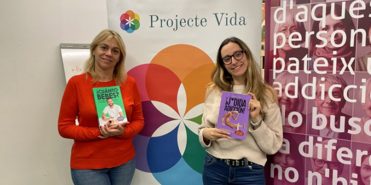 La presidenta de Projecte Vida, Eva Tenorio, i la periodista andorrana Laia Bautista, amb uns llibres sobre les addiccions.