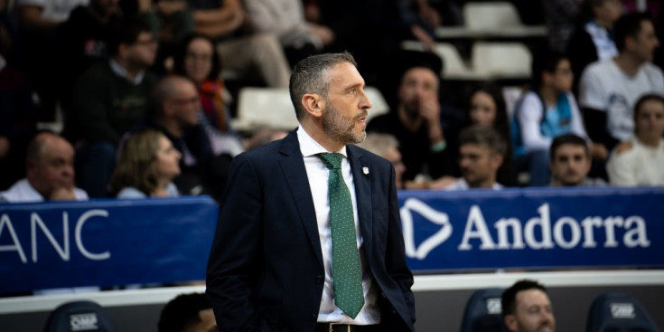 Instant de l'entrenador del MoraBanc Andorra, Natxo Lezkano, durant l'enfrontament contra Unicaja.