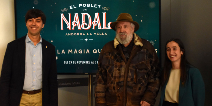 El cònsol major d'Andorra la Vella, Sergi González, amb Albert Bartumeu, un dels creadors de la sintonia de l'espectacle de les fonts de Nadal, i la cònsol menor, Olalla Losada.