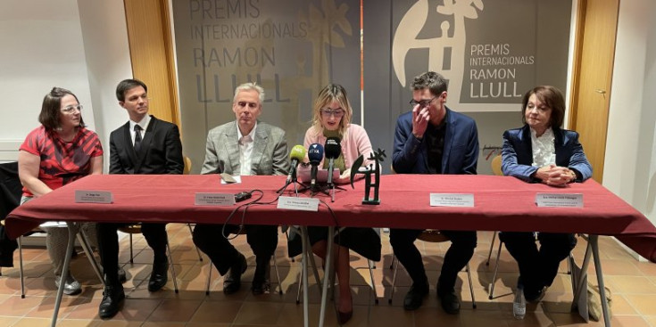 Els guardonats als XII Premis Internacionals Ramón Llull, envoltats per la directora de la Fundació referida i introductora de l'acte, Teresa Colom.