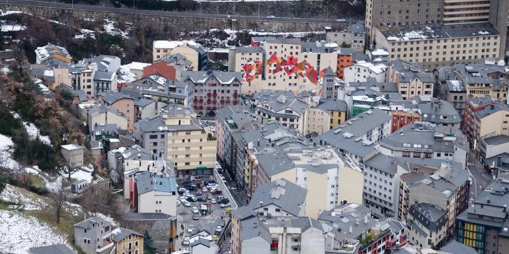 Imatge d'una plànol aèri del centre d'Andorra durant l'hivern.