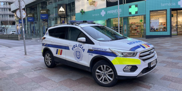 Un vehicle del servei de Policia estacionat a l'avinguda Meritxell.