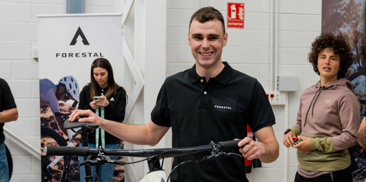 Instant de la presentació, amb Oriol Pi i la seva nova bicicleta.