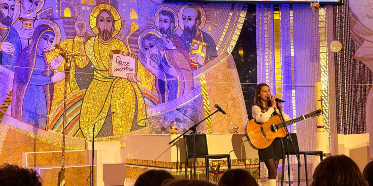 La cantant catalana Sara Roy durant l'eucaristia del Canòlich Music Festival 2024.