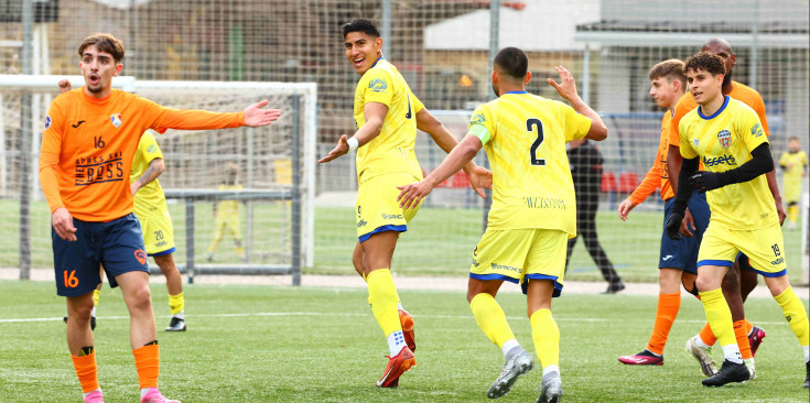 León celebra amb els seus companys el primer gol de la victòria del Ranger’s davant La Massana.