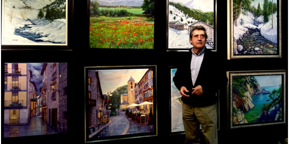 El pintor Jaume Campmany amb alguns dels seus quadres exposats.